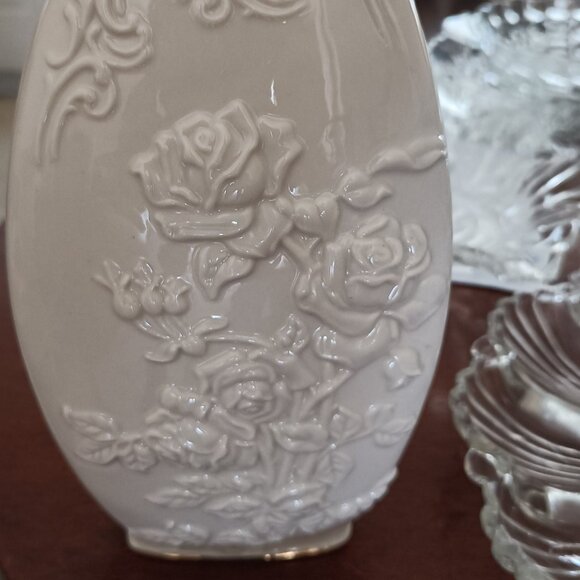 New In Box Vintage 1970s Lenox Fine Porcelain Vase. Embossed With Gold Rim - Picture 2 of 9